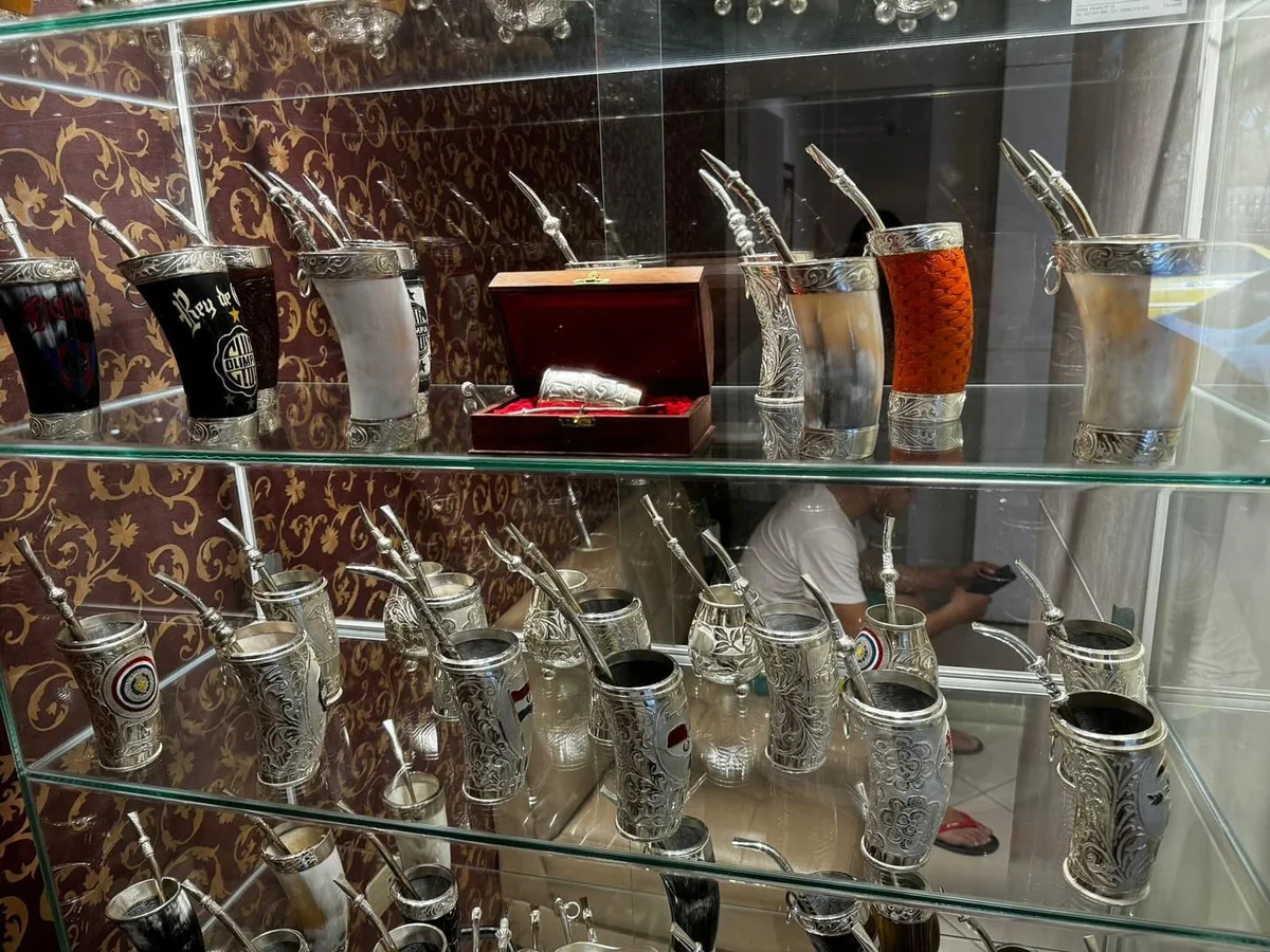 Vitrina con decenas de guampas y materos de cuero con detalles en plata