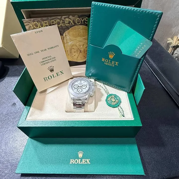 Rolex Cosmograph Daytona en su caja verde con la tarjeta de garantía