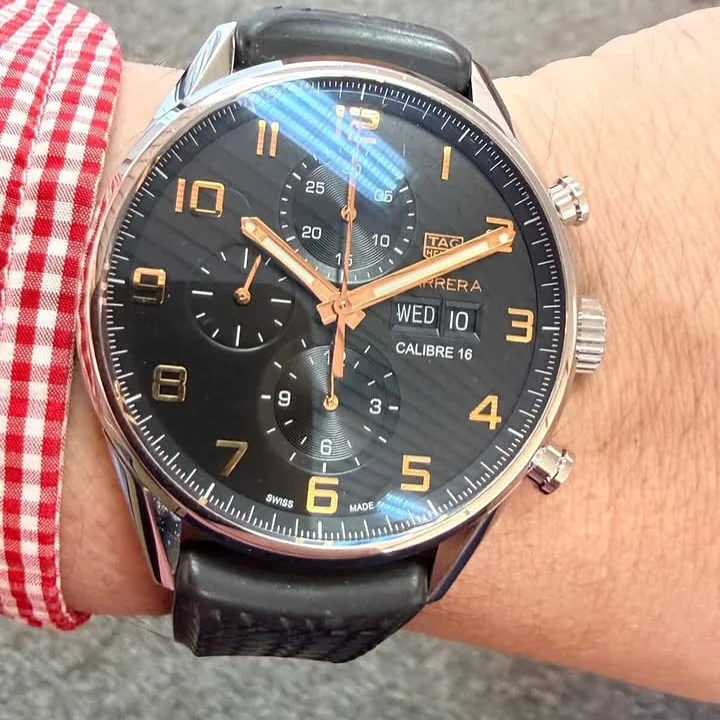 TAG Heuer Carrera Calibre 16 con esfera negra y detalles en oro rosa